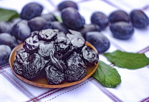What kind of vitamins does prunes contain? 